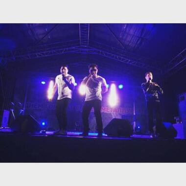 В таком виде выступления "Корней" будут возможны лишь после выздоровления артиста. А пока Алексей будет сидеть на сцене на высоком стуле. Фото: социальные сети