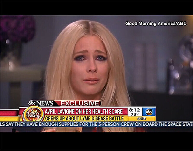 Аврил Лавин расплакалась, рассказав об этом во время телешоу, что еще в 2013 году у нее обнаружили болезнь Лайма. Фото: www.youtube.com.