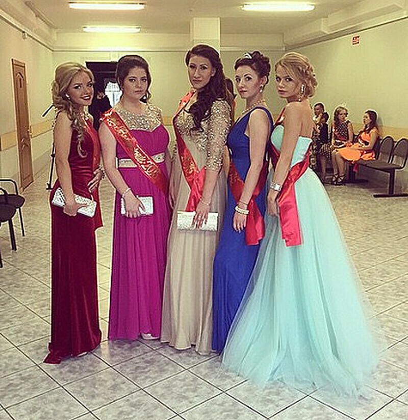 Алена Краснова со своими одноклассницами. Фото: Instagram.com.