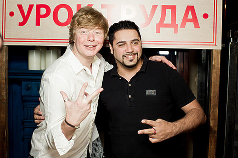 Для всех гостей Рыжий провел уроки «химии» и «труда». Мужчины учились сколачивать табуретки, а девушки – плести венки и браслеты. На фото: Юбиляр с певцом Александром Бердниковым. Фото: материалы пресс-служб