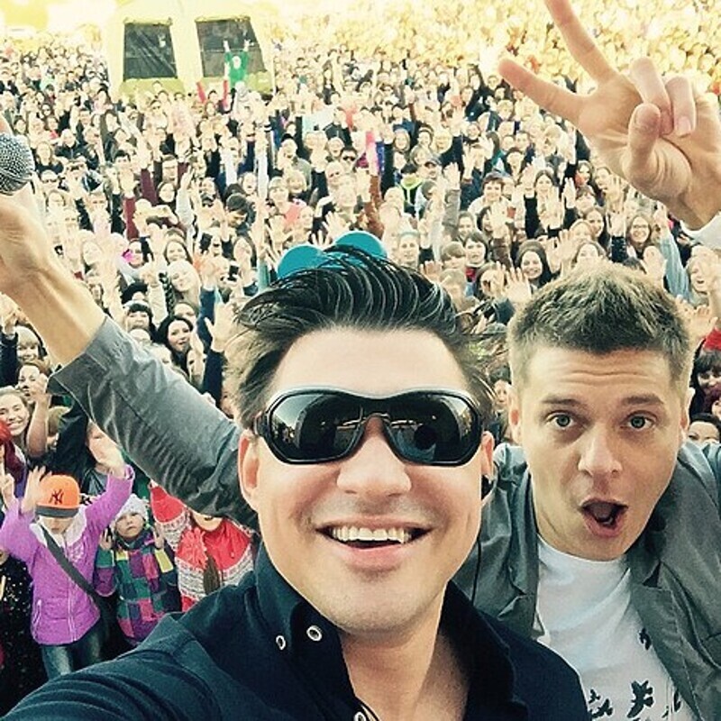 "За пару минут до сломанной конечности", — подписал Алексей снимок на фоне восторженной публики. Фото: социальные сети
