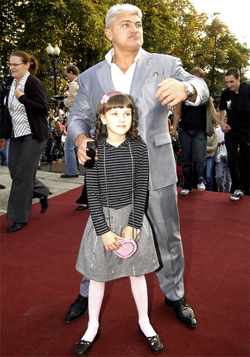 По словам Ирины, дочь Ксения по характеру напоминает ей мужа: она очень пунктуальна, спокойна и ответственна.