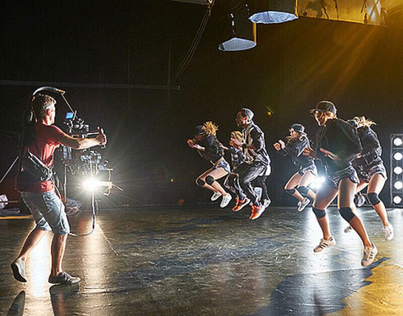 Во время съемок нового клипа Тимур Родригез танцевал почти без перерыва. Фото: материалы пресс-служб.