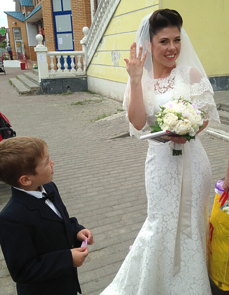 Солистка группы «Дискотека Авария» и ее жених выбрали классические обручальные кольца с гравировкой внутри. Фото: материалы пресс-служб.