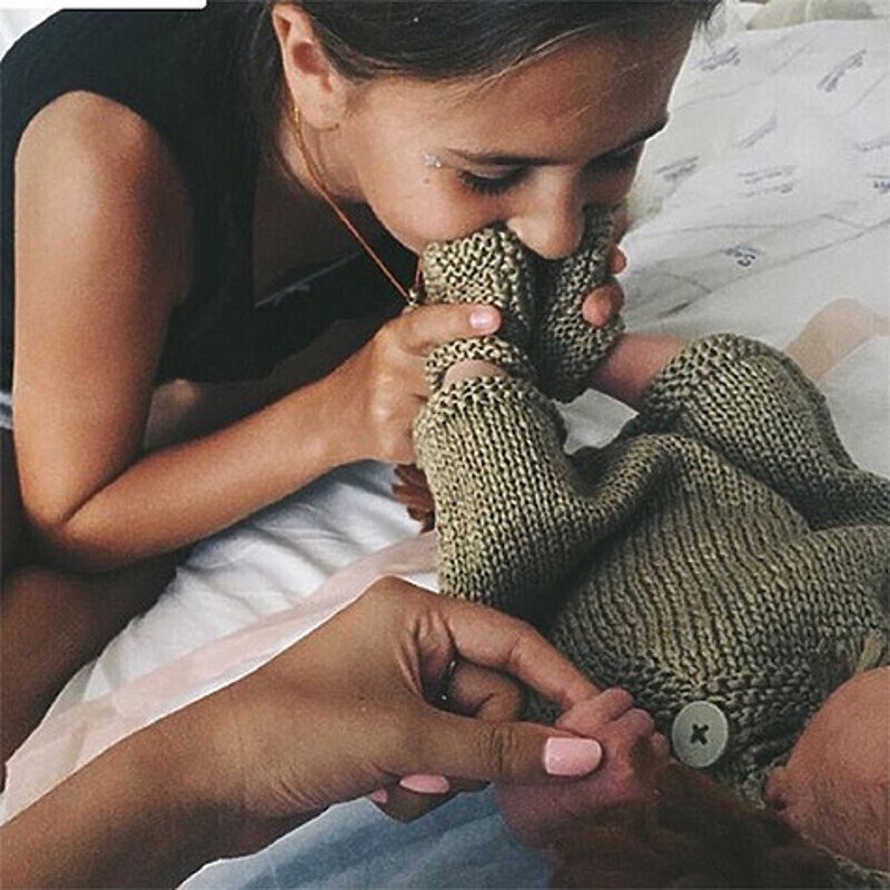 Новорожденного решили нарядить в костюм львенка. Фото: социальные сети