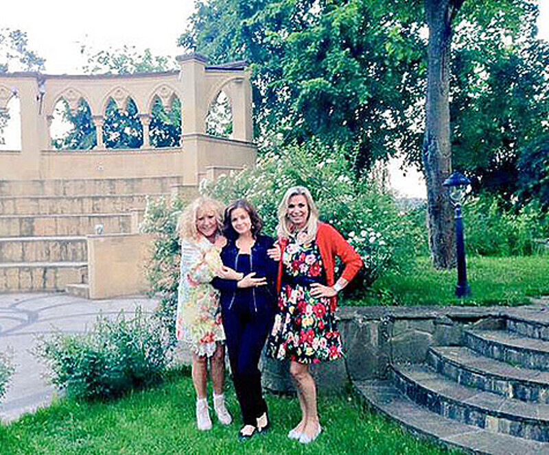 Алла Пугачева, Юля Проскурякова и Марина Юдашкина на дне рождения Максима Галкина. Фото: Twitter.com/@uliavoice.