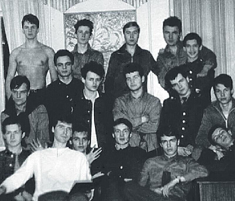 Леонид Агутин во время службы на границе (во втором ряду четвертый слева). Фото: Instagram.com.