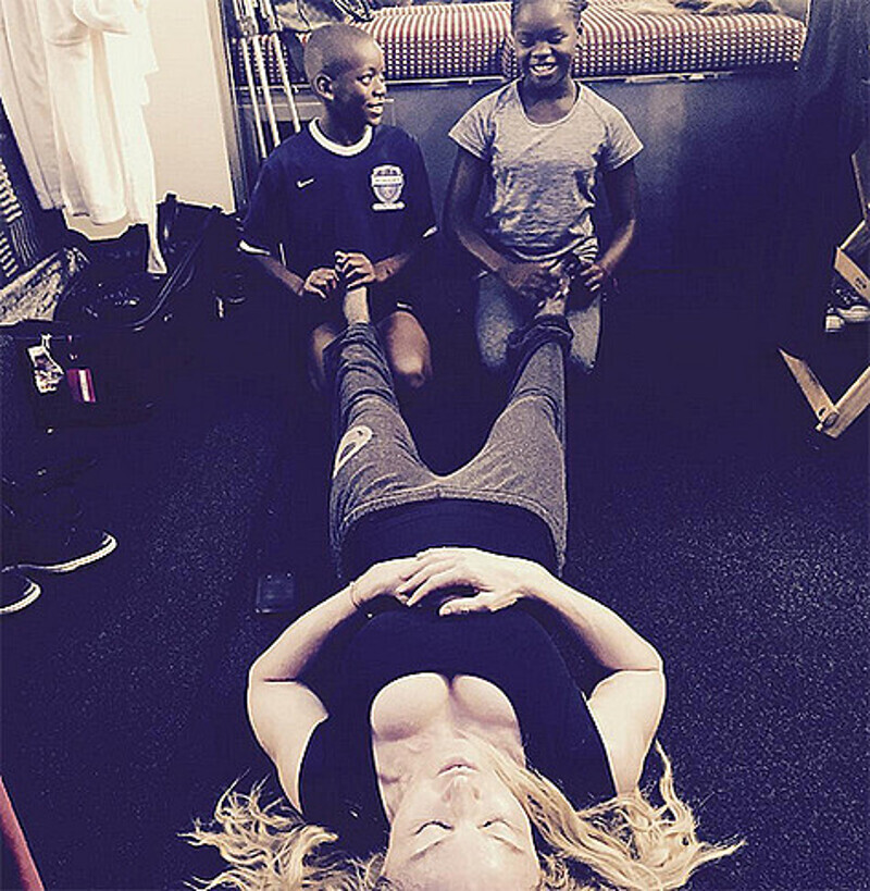 Приемные дети Мадонны делают ей массаж ног. Фото: Instagram.com/madonna.