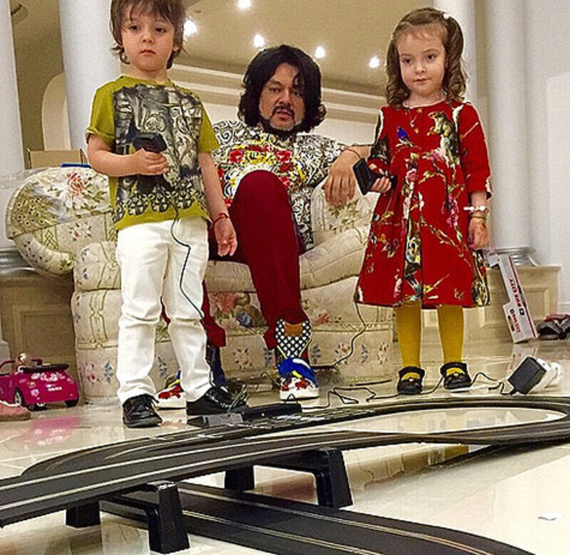 После торжества Мартин и Алла-Виктория еще долго разбирали подарки. Фото: Instagram.com.