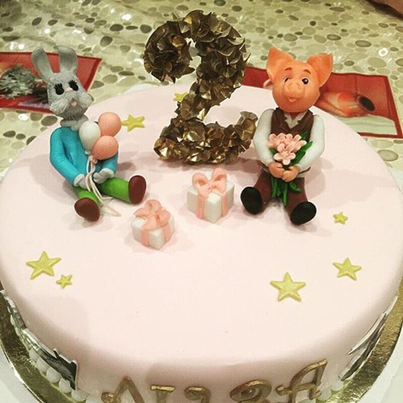 Сладкое лакомство для детей было украшено съедобными героями программы "Спокойной ночи, малыши". Фото: социальные сети