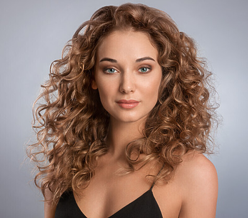 Помните, что если вы накручиваете волосы от самых корней, то это существенно укорачивает их длину. Фото: пресс-служба Scarlett.