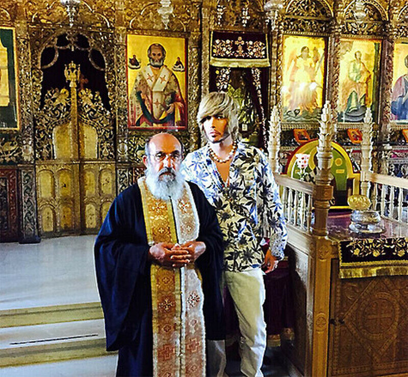 Именно этот снимок вызвал волну возмущения. Поклонники посчитали наряд Зверева неуместным и вызывающим. Фото: Instagram.com/zverevserg.