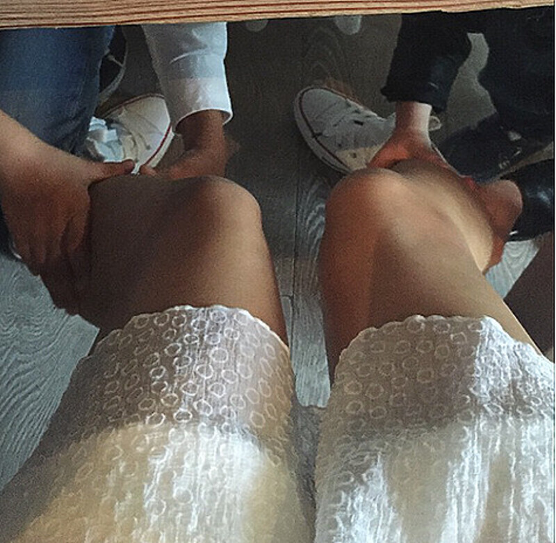 Сыновья Климовой Матвей и Корней делают уставшей маме массаж. Фото: Instagram.com/klimovagram.