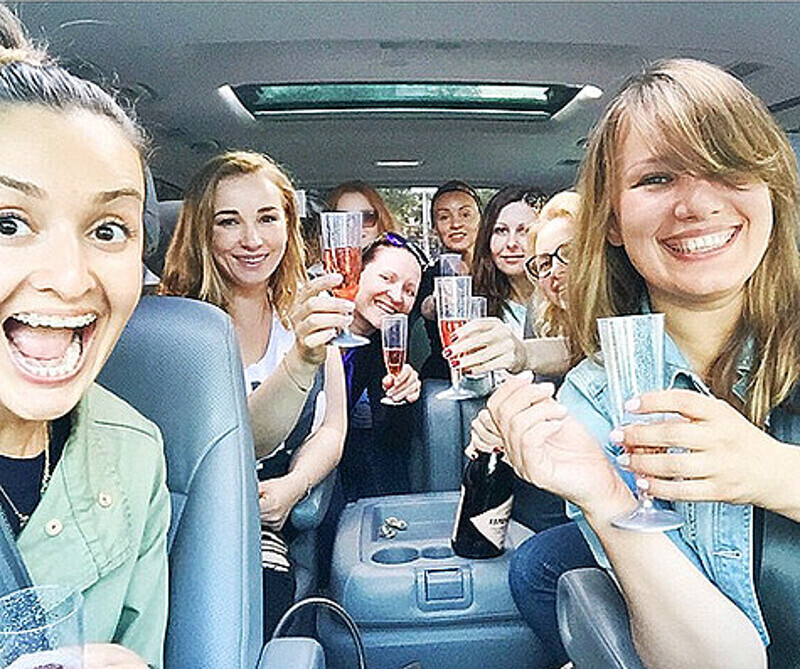 Анфиса Чехова с подругами едет на свой девичник в Калужскую область. Фото: Instagram.com/achekhova.