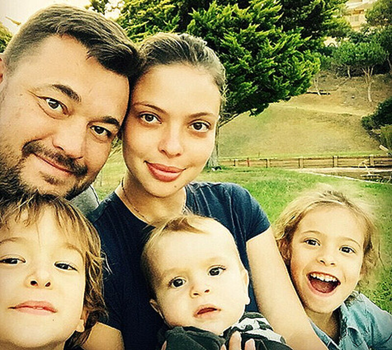 В декабре этого года Серей и Регина отметят восьмилетие со дня свадьбы. Они воспитывают троих детей: Нику, Энджела и Мирона. У них общий бизнес. И такие нежные отношения, будто их роман только начался. Фото: Instagram.com/sezhukov.