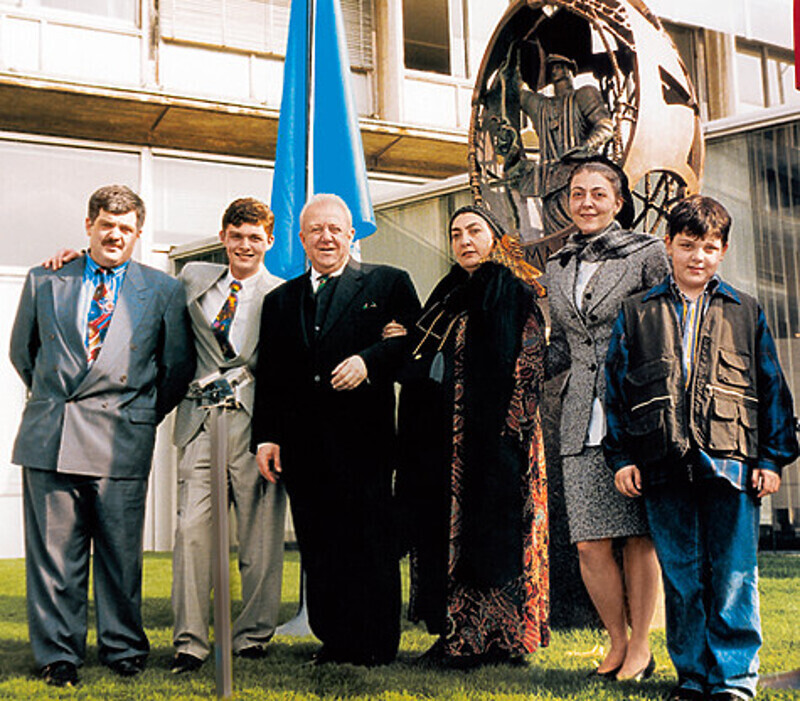 Большая грузинская семья (на снимке – слева направо): Реваз Махарадзе, Василий Церетели, Зураб Церетели с женой Инессой Андроникашвили, Елена Церетели (мама Василия), брат Зураб Церетели-Махарадзе. Фото: личный архив Василия Церетели.