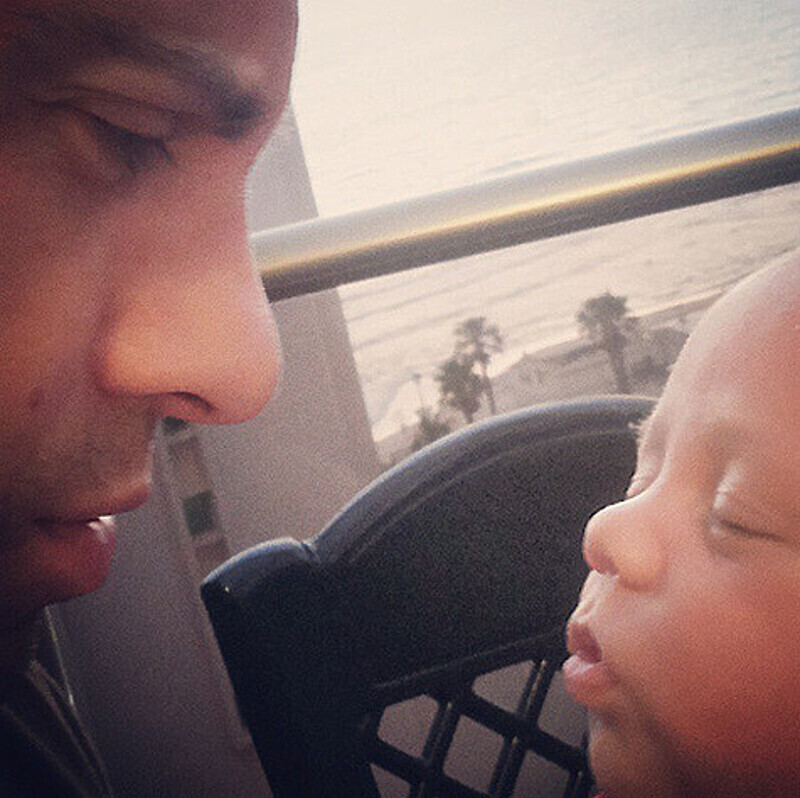 Антон Макарский и его сын, запечатленные на одном снимке, вызвали бурю обсуждений среди фанатов. Фото: Instagram.com/makarskie.