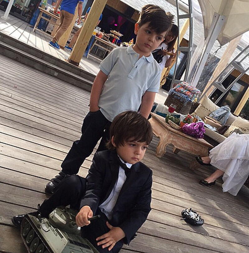 Fkirkorov: «Мда.....)) Первый Друг Саша Стоцкий на днюхе у Мартина Киркорова!» Фото: Instagram.com.