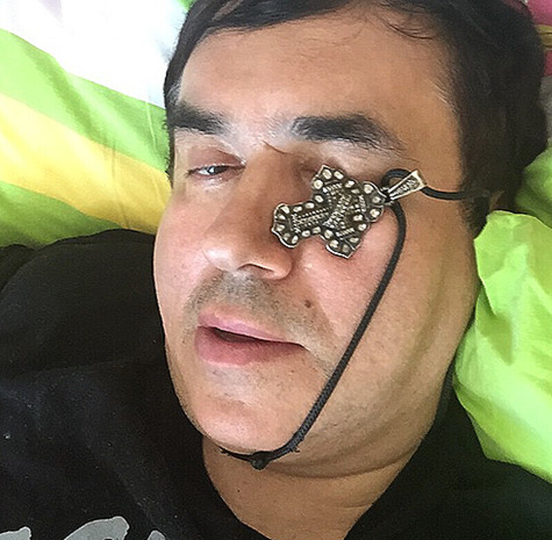 Снимок с крестом, подаренным Патриархом Грузии Илией, и мольба актера о прощении сильно напугали его поклонников. Фото: Instagram.com/stassadal.