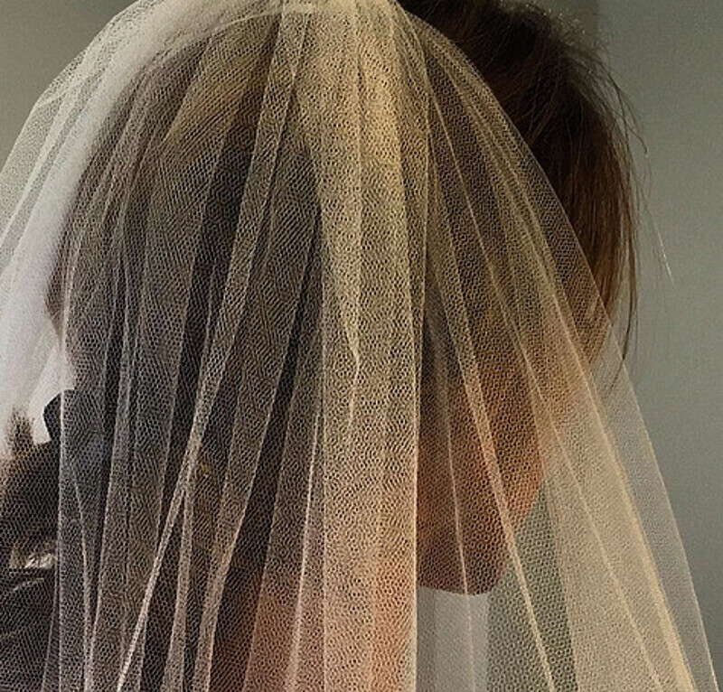 Чуть ранее Джеки Эйнсли похвасталась фатой, в которой пойдет под венец с Гаем Ричи. Фото: инстаграм