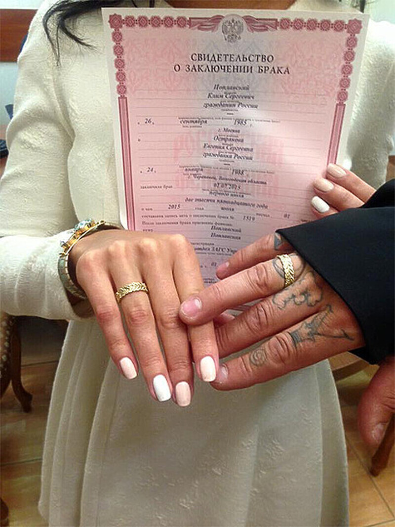 Молодожены показали свидетельство о браке. Правда, девичью фамилию новоиспеченной жены Клима Поплавского на нем трудно разобрать. Фото: Facebook.com/yana.poplayskaya.