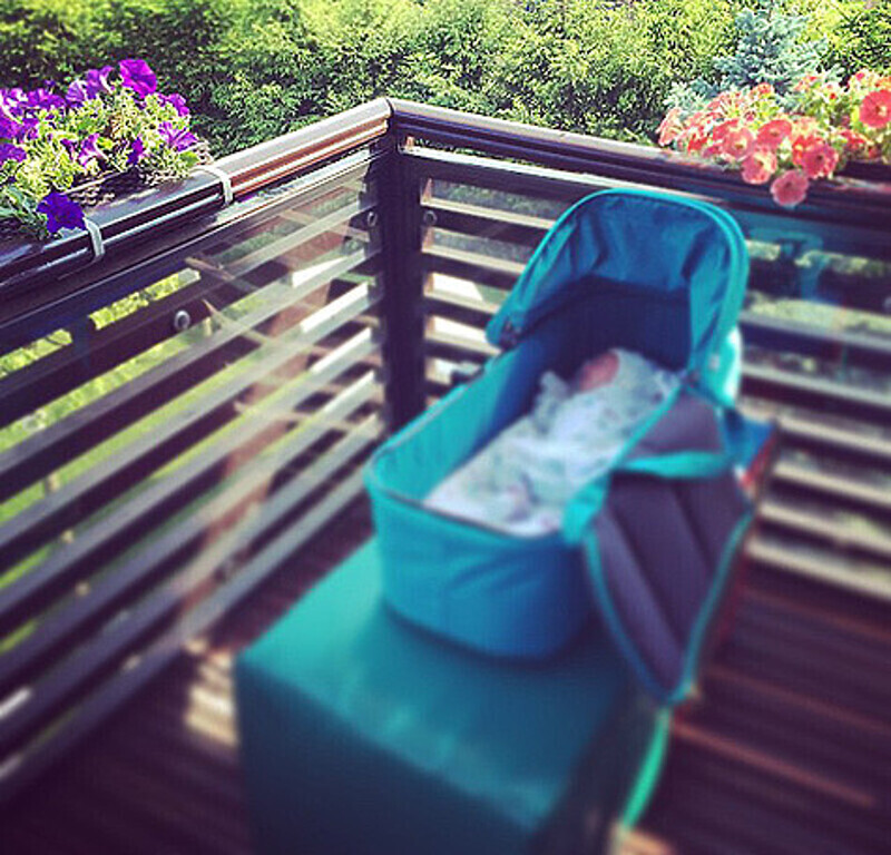 Пока Полина Диброва не показывает подписчикам микроблога личико новорожденного Ильи. Фото: Instagram.com/polinadibrova.