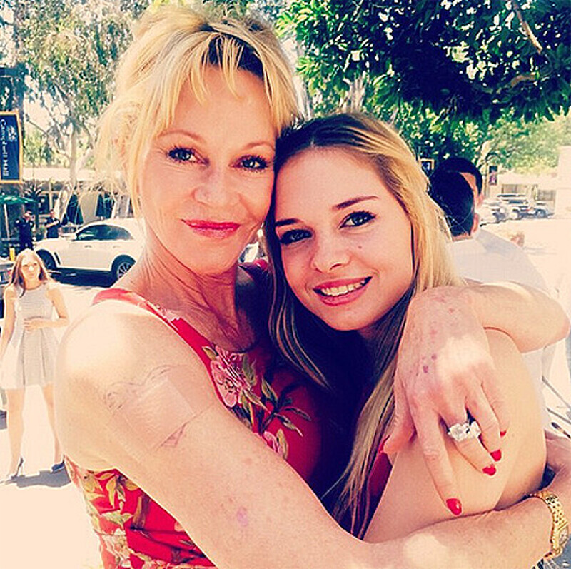 Мелани Гриффит и Стелла дель Кармен Бандерас на выпускном девушки. Фото: Instagram.com/melanie_griffith57.