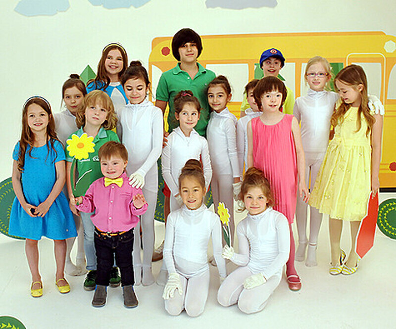 Семен Семин и участники группы «Непоседы». Фото: материалы пресс-служб.