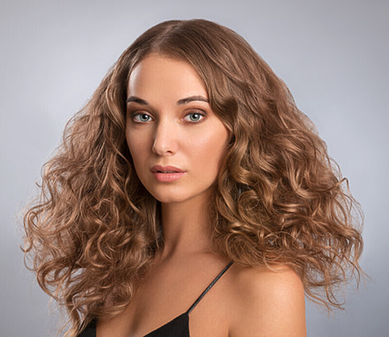 Освежить прическу поможет сухой шампунь и стайлер. Фото: пресс-служба Scarlett.