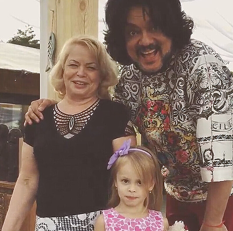 Мама Виталия Гогунского и его дочка Милана приехать поздравить сына Киркорова. Фото: Instagram.com.