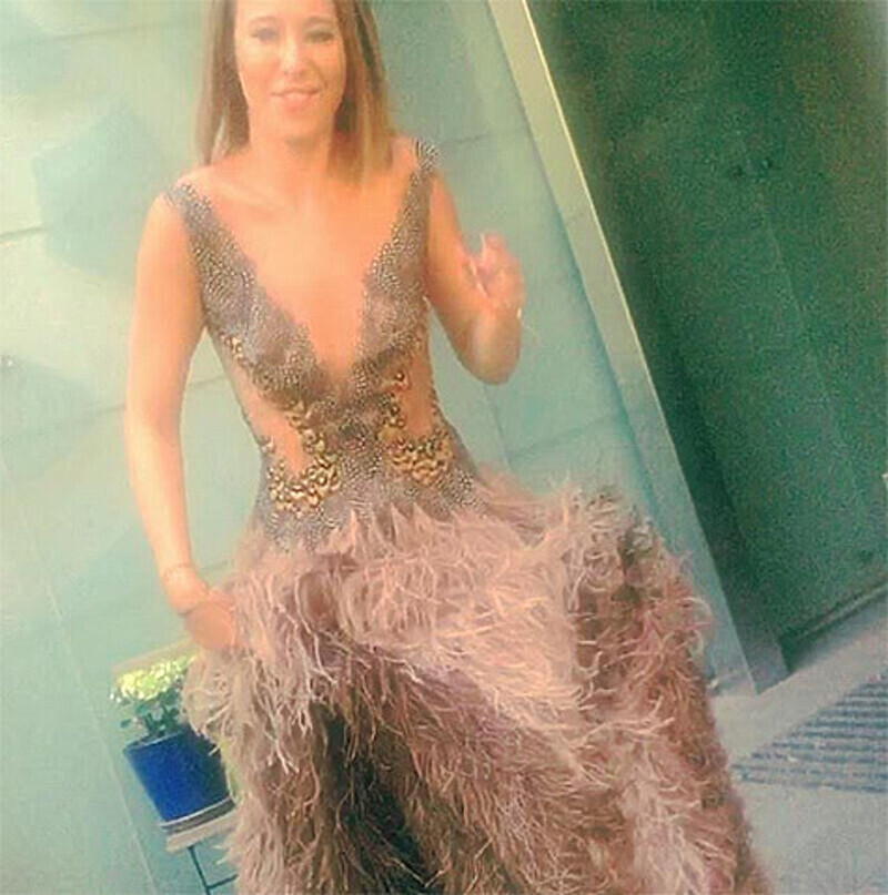 "Под пение Максаковой и аплодисменты Кудрина, Кожина, Пескова, Мединского, Галкина, Баскова и восьмиста других гостей они сделали это!" - написала Ксения Собчак в своем "Инстаграме", выложив снимок платья со страусиными перьями. Фото: Instagram.com.