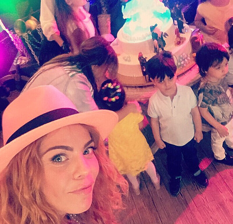 Анастасия Стоцкая попыталась сфотографироваться на фоне удивительного торта для именинника, оформленного по мотивам фильма «Пираты Карибского моря». Фото: Instagram.com.