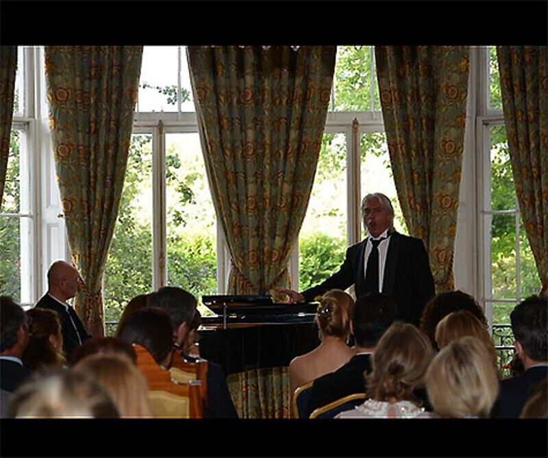 Дмитрий Хворостовский выступил в российском посольстве в Лондоне. Фото: Facebook.com/RussianEmbassy.