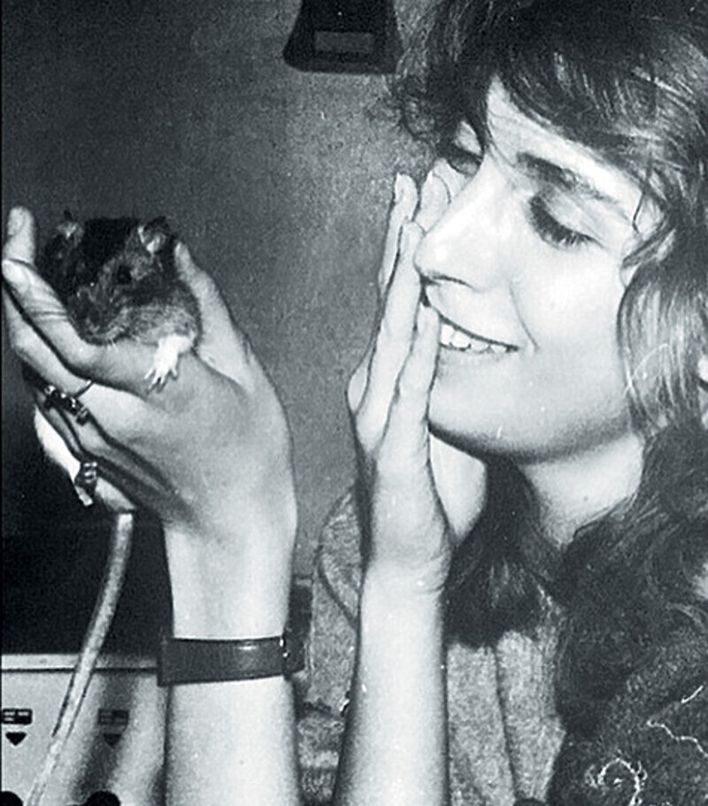 Крыску, которую на снимке держит Светлана Бондарчук, звали Адиком. Фото: Instagram.com.