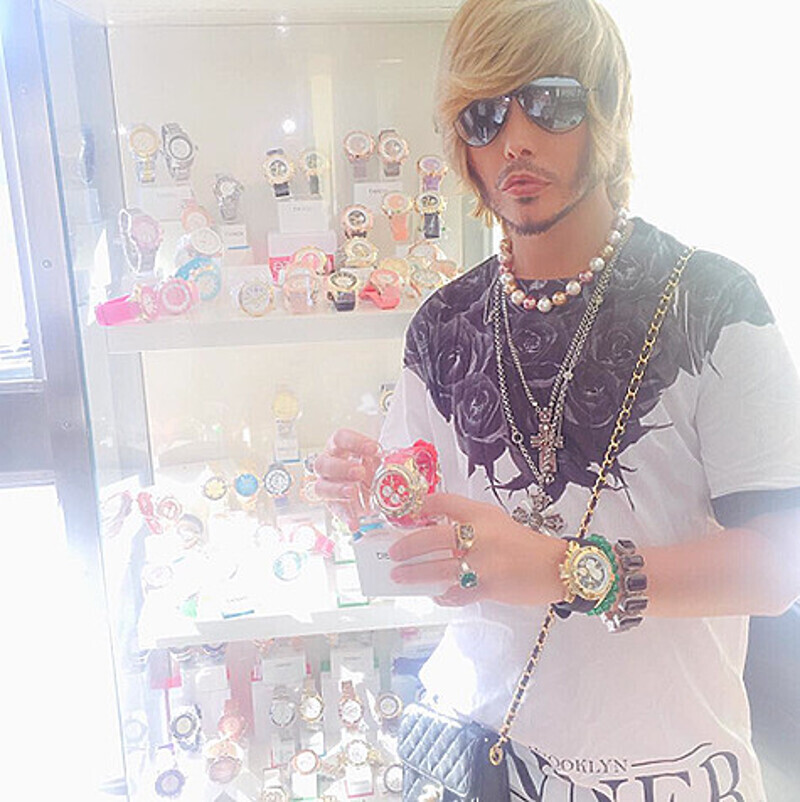 В ювелирной мануфактуре Сергей Зверев прикупил много украшений. Этот снимок фанаты назвали «новогодней елкой». Фото: Instagram.com/zverevserg.