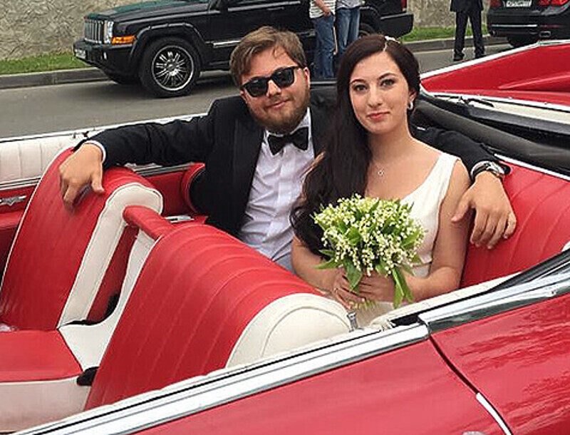 В ЗАГС Иван Парфенов и Мария Бройтман отправились на красном кабриолете. Фото: Facebook.com/elena.chekalova.