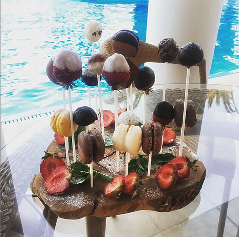 Вот такие угощения преподносят сотрудники отеля счастливым молодоженам. Фото: социальные сети