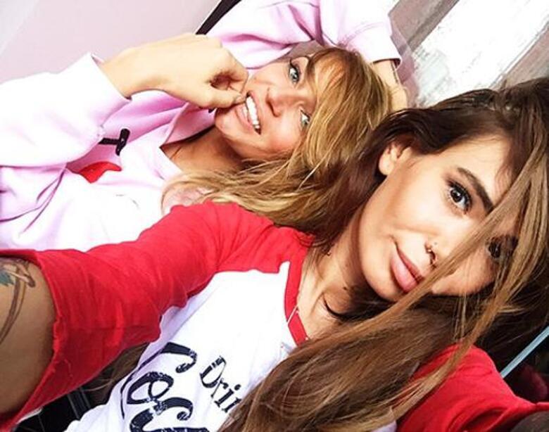 Алена Водонаева с подругой Айзой Долматовой. Фото: Instagram.com/alenavodonaeva.