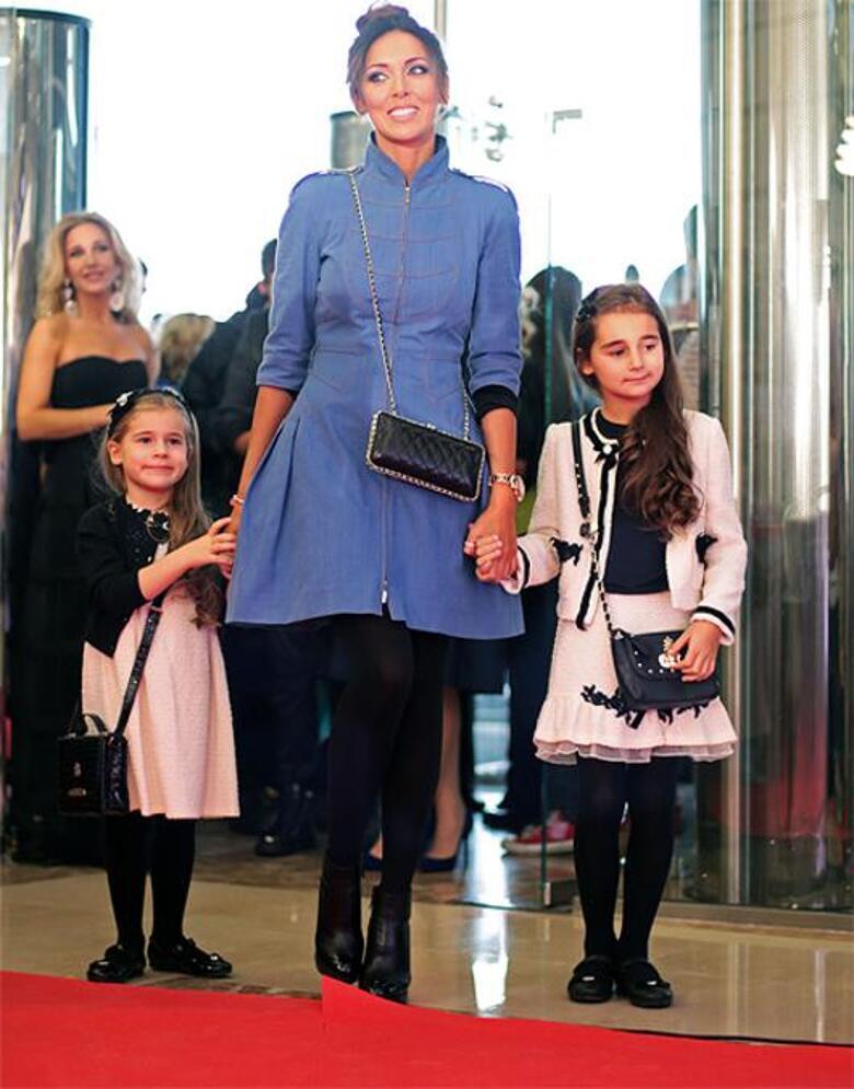 Алсу с дочерьми.