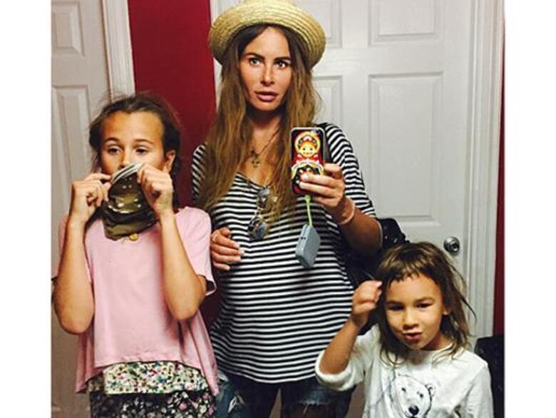 Саша Зверева со своими детьми Василисой и Макаром. Фото: Instagram.com/sashazvereva.