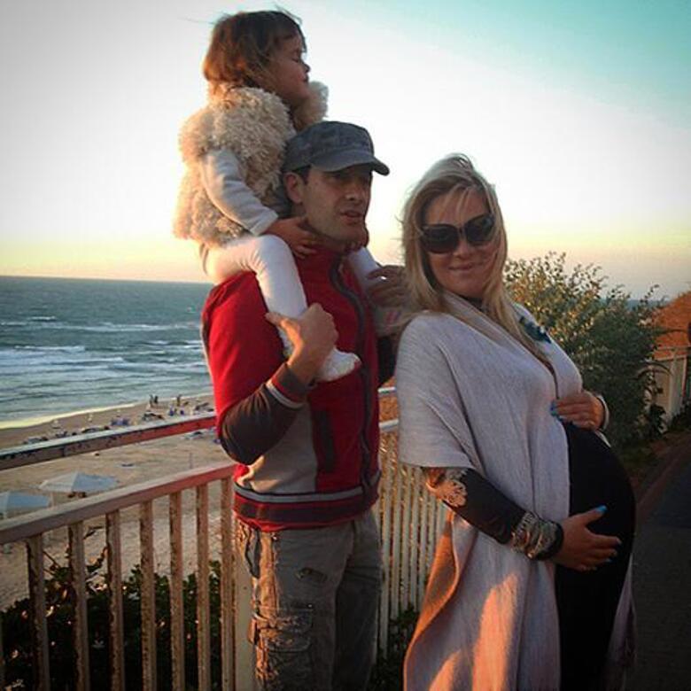 Антон и Виктория Макарские с дочкой. Фото: Instagram.com/makarskie.