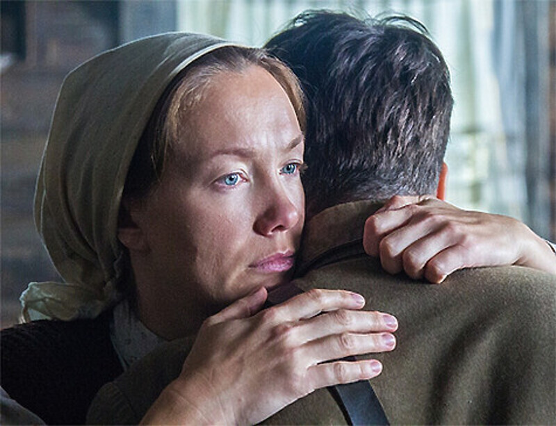 В картине «А зори здесь тихие» Дарья Мороз сыграла деревенскую жительницу Марию, у которой некоторое время живет старшина Васков. Кадр из фильма.