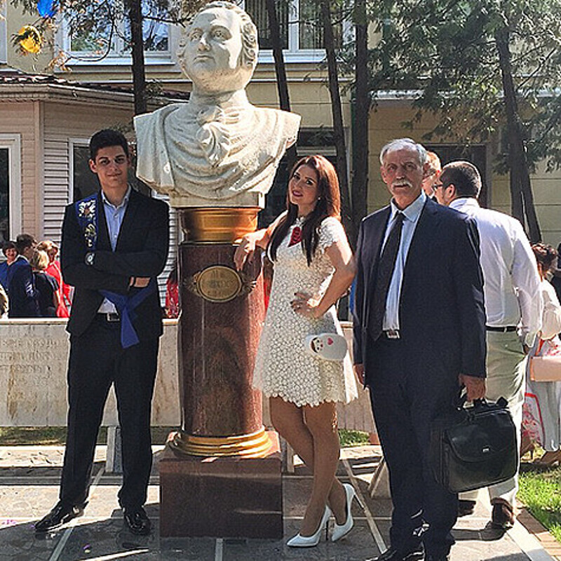 На последний звонок сына Жасмин пришла не одна, а со своим папой, известным балетмейстером Дагестана Львом Яковлевичем Манахимовым. Фото: Instagram.com/jasminshor