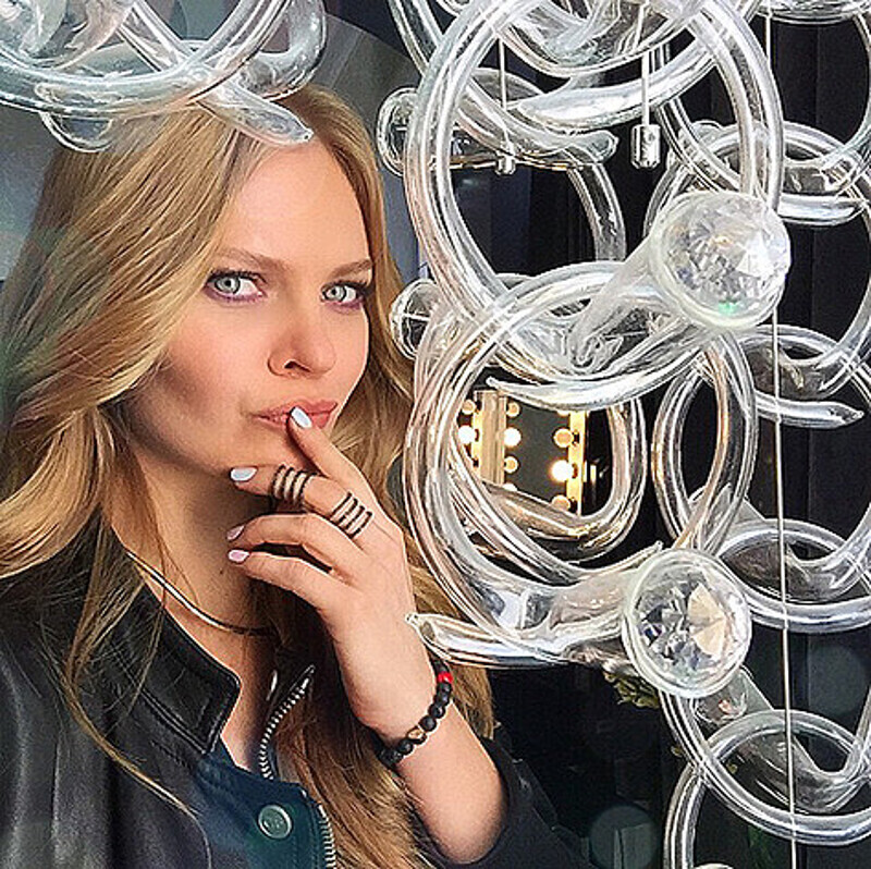 Лена Кулецкая выбирает интересные дизайнерские аксессуары для нового дома. Фото: Instagram.com/elenakuletskaya.