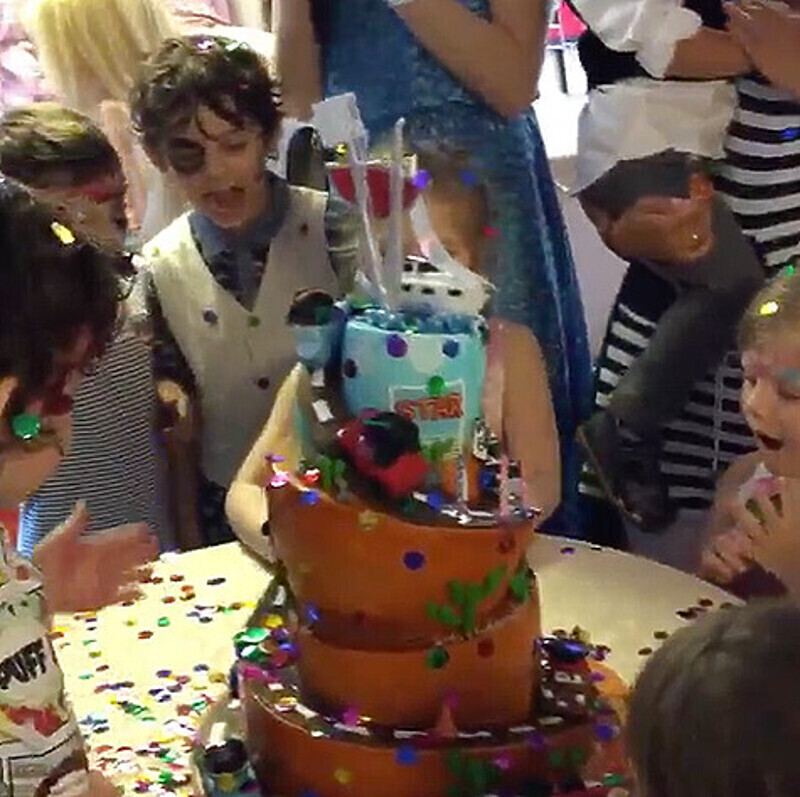 Именинный торт впечатлил всех гостей праздника. Фото: Instagram.com/achekhova.