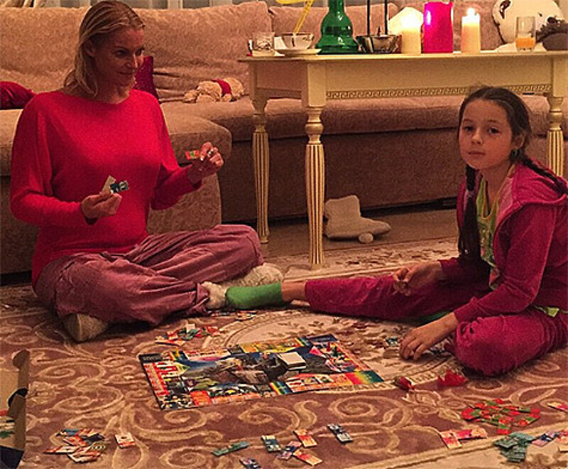 По рассказам Волочковой, Ариша пишет стихи, песни, играет на фортепиано, любит рисовать, а еще увлекается верховой ездой. Фото: Instagram.com/volochkova_art.