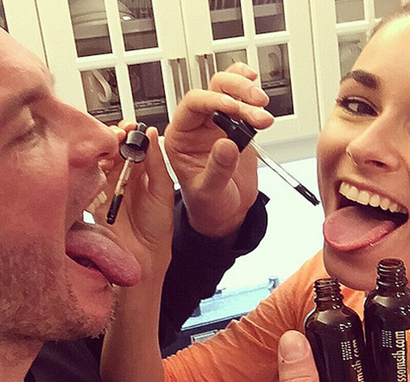 Ирена Понарошку и ее супруг Александр для хорошего самочувствия пьют специальные отвары трав. Фото: Instagram.com/irenaponaroshku.