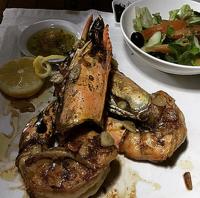 «Интересно, все девушки так же как и я удивляются большому размеру?! Мне казалось что я едала королевских креветок, но эти с хорошую мужскую руку меня поразили...» Фото: Instagram.com/bledans.