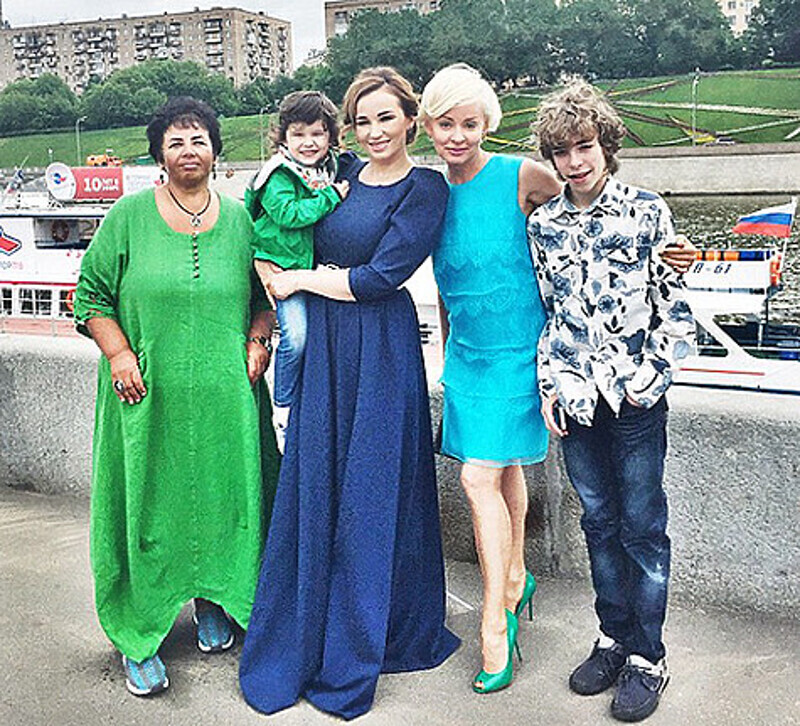 Achekhova: «Ох, какой прекрасный у нас был день!!! Именинник дрыхнет без задних ног! Это мы перед самым началом))) Я, именинник, моя мама и Жанна Эппле с сыном. Между прочим у моей мамы и Жанны День рождения в один день, 15 июля (года разные) так что я со