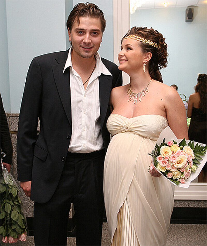 Увидев Полину Гагарину, пылкий актер Петр Кислов влюбился. Вскоре молодые поженились, а через два месяца на свет появился их сын Андрей.